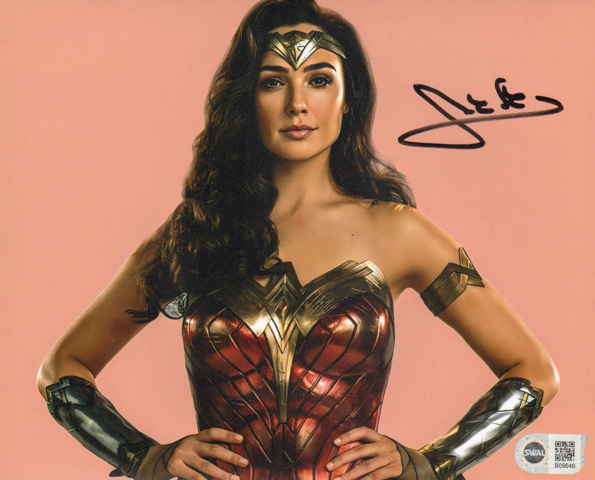 Gal Gadot as Wonder Woman in Wonder Woman 1984 (SWAU) Signed 8x10 Phot –  SWAU Auction