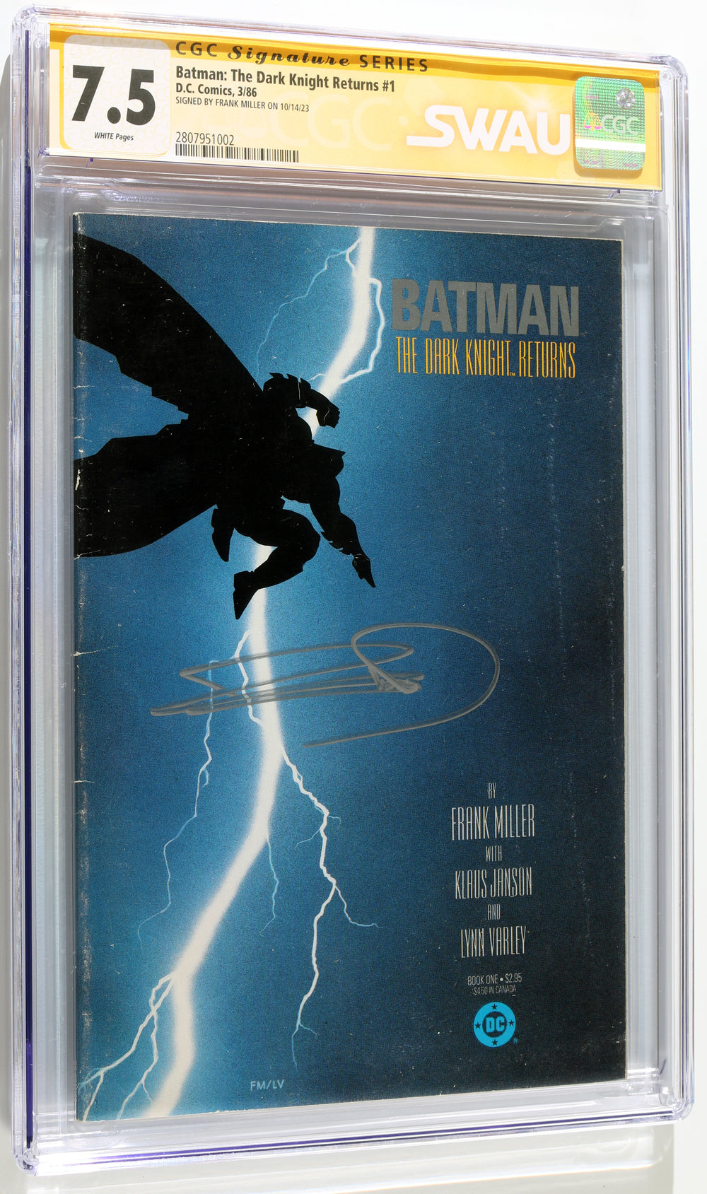 Batman: The Dark Knight Returns #1 - Signed by Writer & Artist: Frank Miller (SWAU CGC Signature Series 7.5) 2023