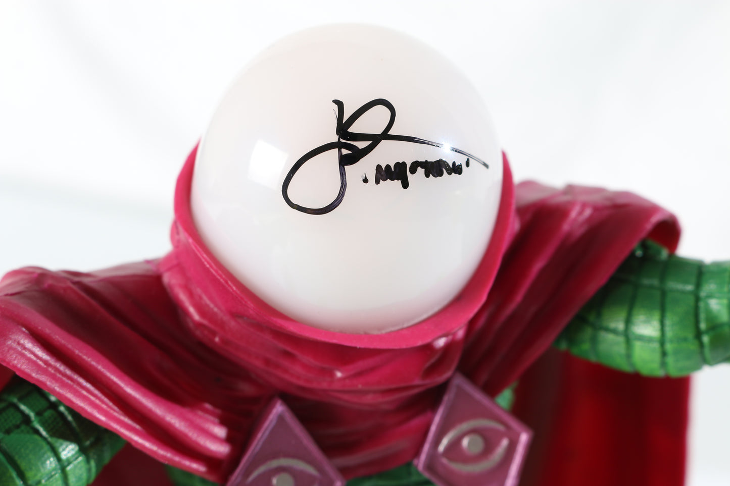 
                  
                    Jake Gyllenhaal as Mysterio from Spider-Man: Far From Home Diamond Select Gallery Signed PVC Diorama with Character Name
                  
                