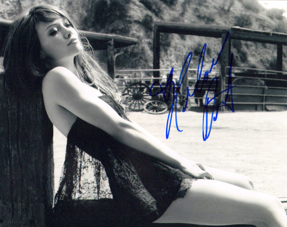 Hilary Duff Singer & Acress from Lizzie McGuire, Agent Cody Banks, & Cheaper by the Dozen Sexy Signed 8x10 Photo
