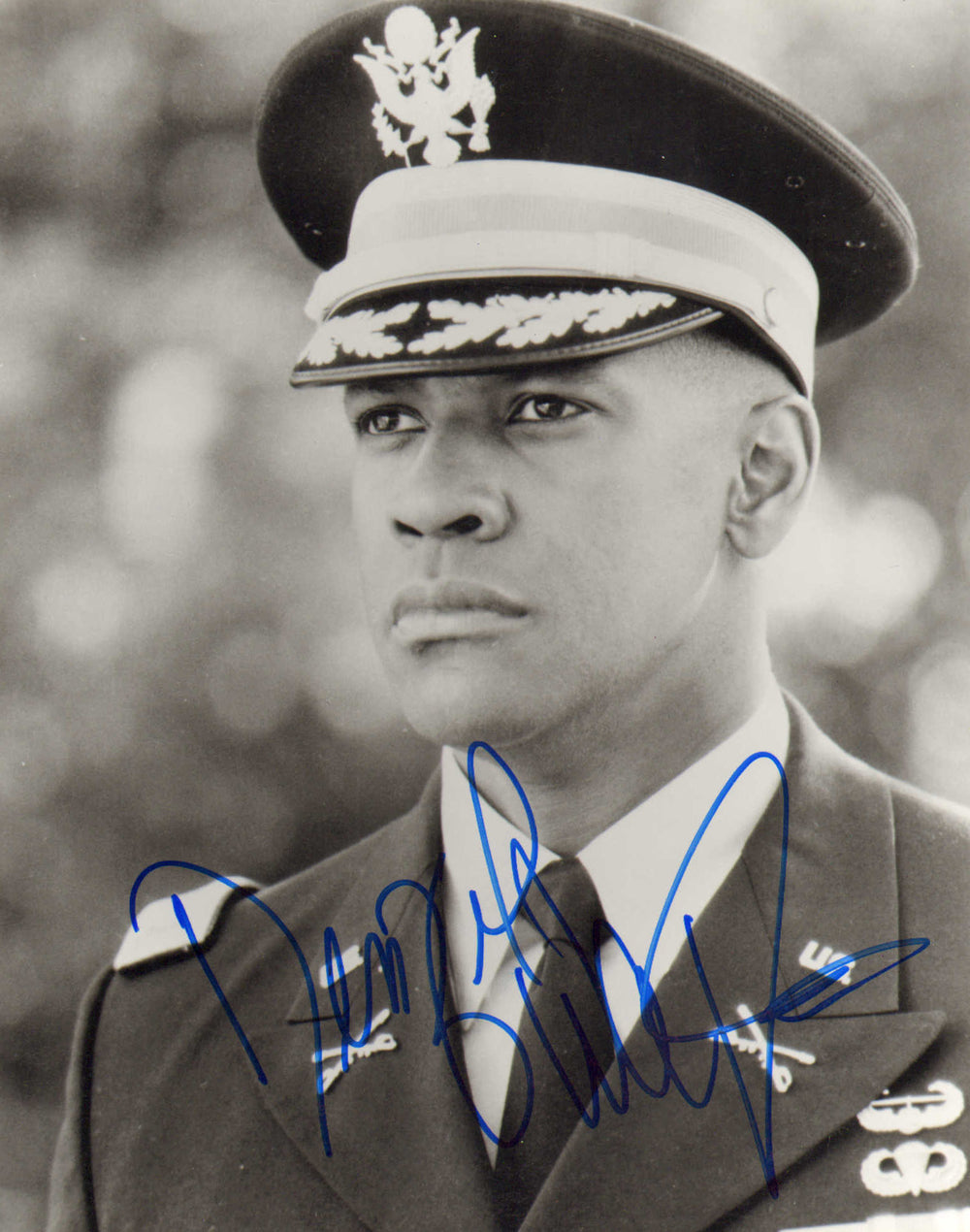 Denzel Washington as Lieutenant Colonel Nathaniel Serling in Courage Under Fire Signed 8x10 Photo
