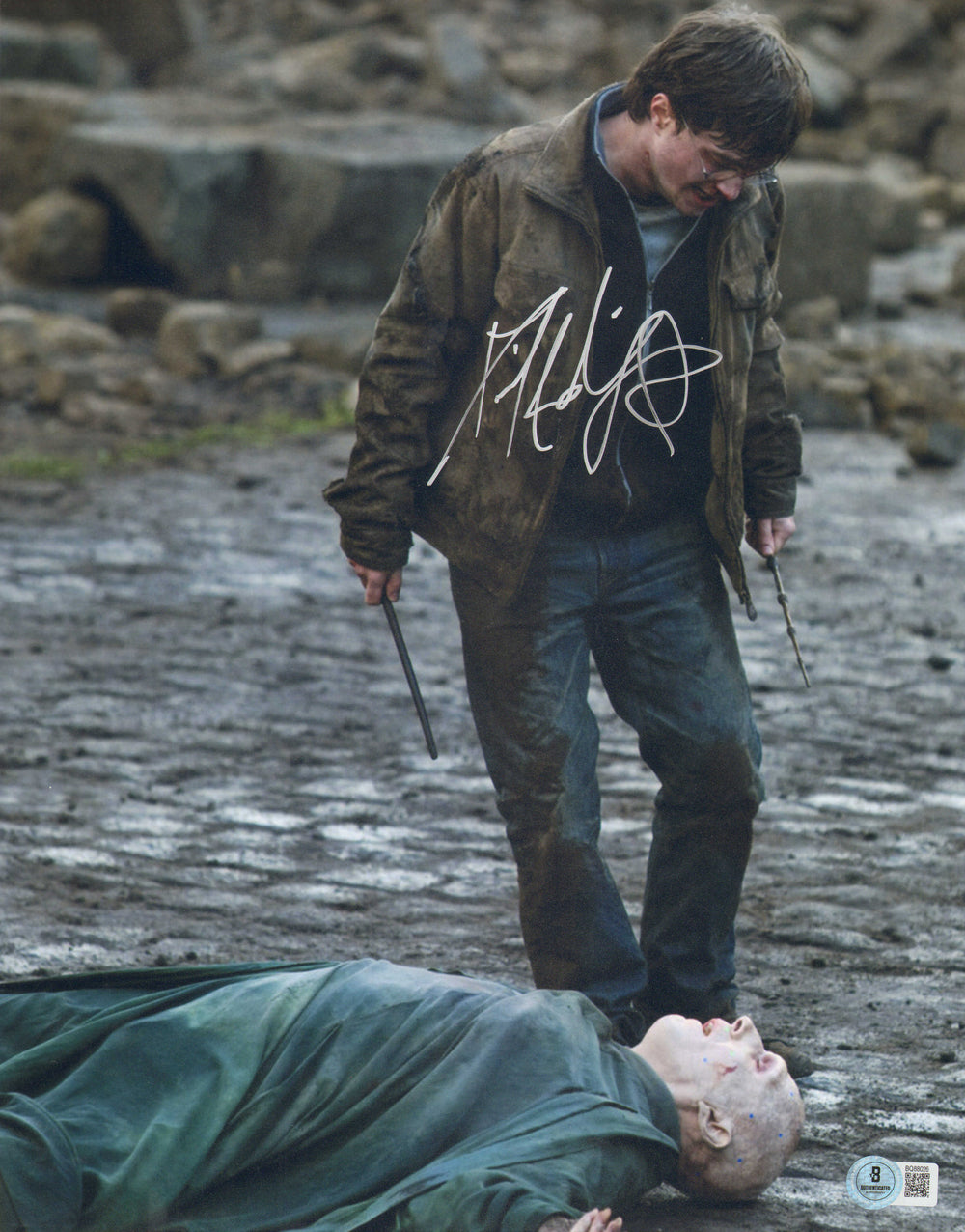 Daniel Radcliffe as Harry Potter in Harry Potter & The Deathly Hallows Part 2 (Beckett) Signed 11x14 Photo